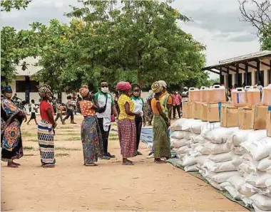  ?? Foto: AFP ?? Mosambik ist eines der ärmsten Lände der Welt, die Armut allgegenwä­rtig und internatio­nale Nahrungshi­lfe unumgängli­ch.
