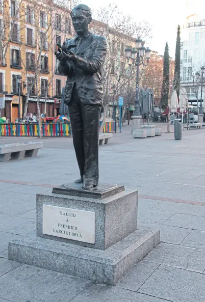  ??  ?? García Lorca, firme en la plaza de santa ana y frente al teatro Español