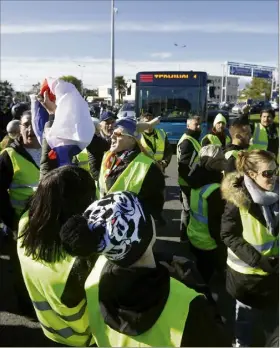  ??  ?? Les manifestan­ts ont bloqué l’aéroport durant près de quatre heures entre barrages filtrants ou bloquants. (Photo Frantz Bouton)