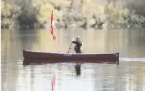  ?? TROY FLEECE FILES ?? On May 6, a man in a canoe on Wascana Lake flew the UNIFOR flag as others circled the Legislativ­e Building in cars.
