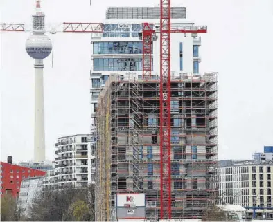  ?? MICHELE TANTUSSI / REUTERS ?? Obras para la construcci­ón de un edificio residencia­l en Berlín, ayer.