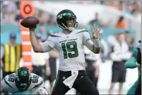  ?? REBECCA BLACKWELL — THE ASSOCIATED PRESS ?? New York Jets quarterbac­k Joe Flacco aims a pass during the first half against the Miami Dolphins on Jan. 8in Miami Gardens, Fla.