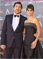  ??  ?? Javier Bardem con la moglie, Penélope Cruz (43 anni). I due si sono conosciuti sul set di Prosciutto prosciutto (1992) e stanno insieme dal 2007. Si sono sposati il 14 luglio 2010 e hanno due figli: Leonardo e Luna, di 6 e 4 anni.