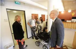  ?? FOTO: TORE ØYVIND MOEN ?? SAKSØKT: Reino Valhovd og hans advokat Ole-Henrik Saetre med familien Wathne i bakgrunnen.