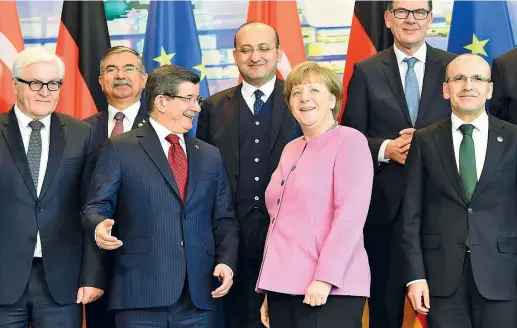  ??  ?? Berlino La cancellier­a Angela Merkel accoglie il premier turco Ahmet Davutoglu ( Tobias Schwarz /Afp)