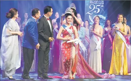  ?? — Photo by Chimon Upon ?? Suphatra being crowned Miss Tourism Internatio­nal World 2022/2023 by Miss Tourism Internatio­nal 2021/2022 Jessy Silana Wongsodiha­rjo witnessed by Abdul Karim (third left), Law (left) and Ooi (second left).