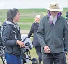  ?? Photo by Jason Kerr ?? Saskatchew­anderer Caitlin Taylor chats with Celebrity Kite Flyer David Tuttle at the 2014 Windscape Kite Festival.