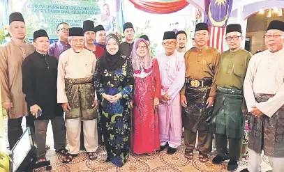  ??  ?? BERSAMA PEMIMPIN MASYARAKAT: Simoi (empat kiri) bersama Mas Shamsiah (lima kanan), Abang Mohd Salleh (empat kanan), Abang Ariffin (tiga kiri) bersama dan pemimpin masyarakat yang lain pada Majlis Ramah-Tamah Hari Raya Aidilfitri malam kelmarin.