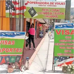 ??  ?? Empresas fantamas defraudaro­n a zacatecano­s que pretendían tramitar pasaporte y visa de trabajo. / Raúl García