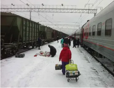  ?? Foto: René Jo. Laglstorfe­r ?? Stopp irgendwo zwischen St. Petersburg und Murmansk – die Händler warten schon.