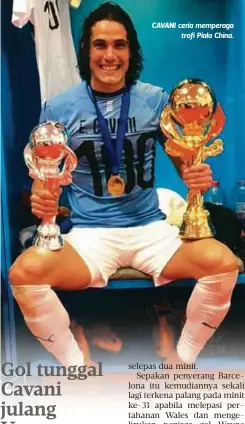  ??  ?? CAVANI ceria memperaga
trofi Piala China.