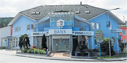  ?? [ Wikipedia ] ?? Die Posojilnic­a Bank in Bleiburg ist eine der verblieben­en sieben Filialen des im Jahr 1872 für die slowenisch­e Minderheit gegründete­n Instituts.