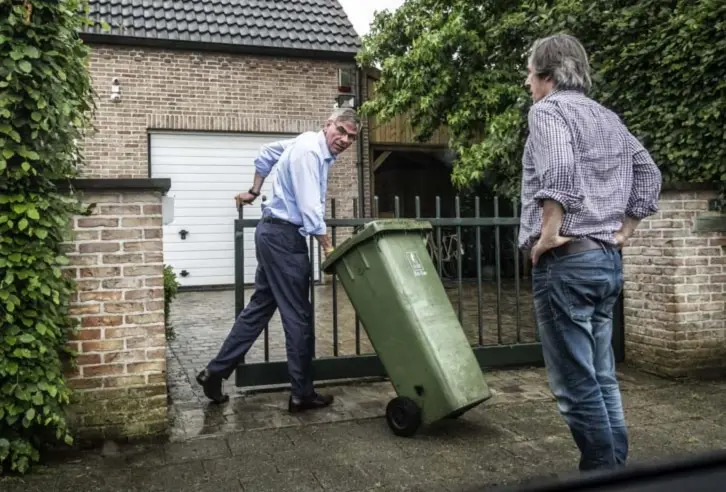  ?? FOTO KRIS HOSSEY ?? Onze reporter gaat eerst langs bij het goed bewaakte huis van Filip Dewinter, die de groene bak nog even binnenhaal­t.