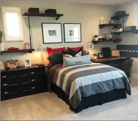  ?? (Design Recipes) ?? A black and red color combinatio­n makes a bold statement in this boy’s bedroom.