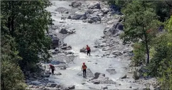  ?? frAncesco ArenA/AnsA VIA AP ?? Rescuers search through the Raganello stream, Italy, on Tuesday.
