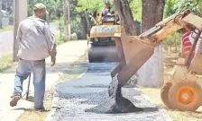  ??  ?? Los obreros se encuentran realizando los últimos trabajos para la entrega de las obras en la Plaza de los Héroes.