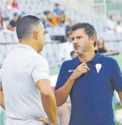  ?? FRANCISCO GONZÁLEZ ?? Un extraño caso Iván Ania, técnico del Algeciras, charla con Germán Crespo en El Arcángel. ▷