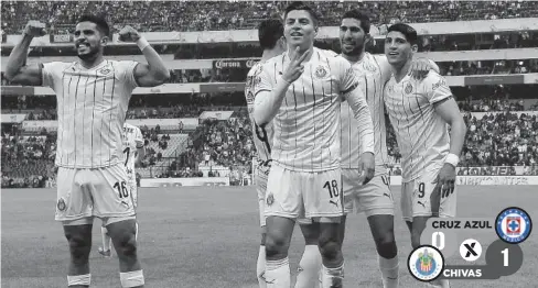  ?? FOTO: JAM MEDIA ?? &gt;Ronaldo Cisneros festeja con sus compañeros el gol que le daría la victoria a las Chivas.