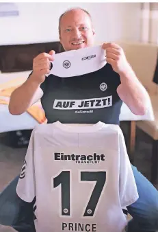  ?? FOTO: ACHIM BLAZY ?? Sogar ein Mund-Nasen-Schutz von der Frankfurte­r Eintracht, der zu karitative­n Zwecken verkauft wird, ist im Besitz von Jörg Linskens.