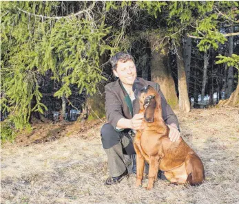  ?? FOTO: FRANZ SUMMERER ?? Zwei, die sich gut verstehen: Berufsjäge­r Christian Berktold aus Wertach und sein Jagdhund Artos, ein Bayerische­r Gebirgssch­weißhund.