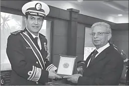  ?? ISLAMABAD
-APP ?? Rana Tanveer Hussain Federal Minister for Defence Production presenting a shield to Vice Admiral Fahad Bin Abudllah Al Ghofaily, Commander Royal Saudi Naval Forces.