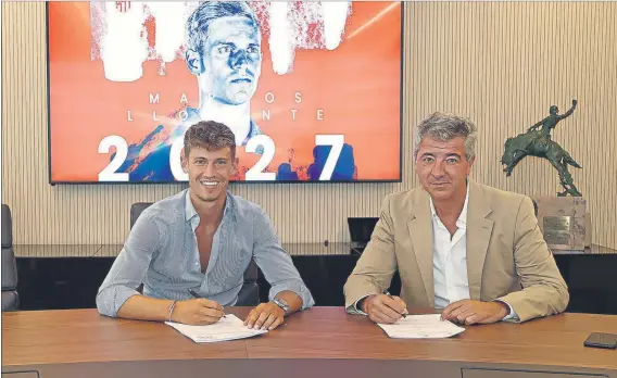  ?? FOTO: ATLÉTICO DE MADRID ?? Marcos Llorente firmando su nuevo contrato con el Atlético de Madrid junto al consejero delegado del club, Miguel Ángel Gil Marín