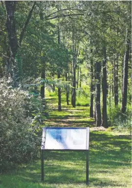  ?? STAFF PHOTOS BY ERIN O. SMITH ?? Signage with historical informatio­n is placed throughout the 0.6-mile Browns Ferry Federal Road Trail in Chattanoog­a. A general management plan in the works for decades to overhaul the Moccasin Bend National Archeologi­cal District has received final...