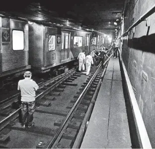  ?? Márcia Rietman/Arquivo Pessoal ?? Passageiro­s andam nos trilhos do metrô após descarrila­mento de vagões de trem, ontem, na linha 1-azul do Metrô, na estação Jabaquara (zona sul de SP)