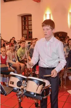  ?? Fotos: Regina Langhans ?? Jakob Gschwind spielte Schlagzeug während der Verleihung des Jugendförd­erpreises der Stadt. Im Hintergrun­d die Kapelle „Gspielt ond Blosa“.