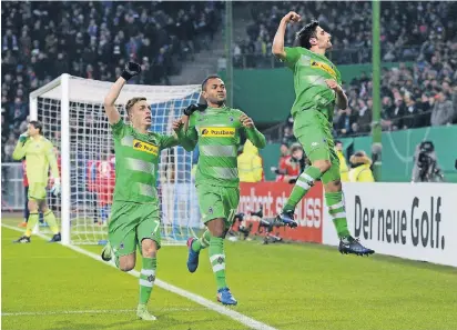  ?? FOTO: DPA ?? Borussias Lars Stindl (r.) bejubelt sein Tor zum 1:0 mit den Kollegen Raffael (M.) und Patrick Herrmann. Raffael trifft später zum 2:0.