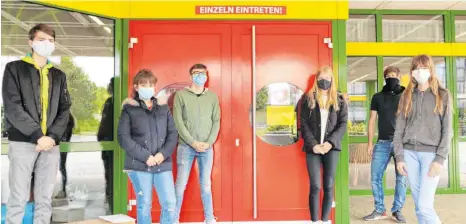  ?? SZ-FOTO: PRANDL ?? Ein ungewohnte­s Bild: Fünf Zehntkläss­ler der Längenfeld­schule und ihr Mathelehre­r Ingo Peters (2. v. r.). mit Schutzmask­e vor dem Schuleinga­ng.