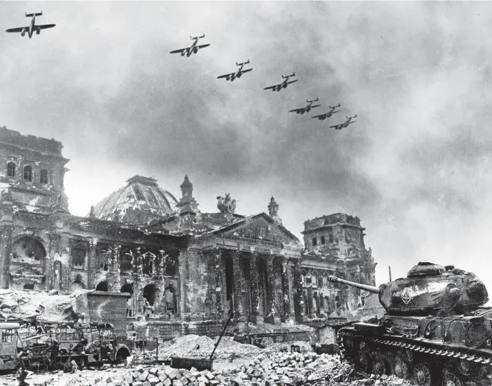  ?? ?? ►
Esta fotografìa tomada por el soviético Yevgeny Khaldei muestra la destrucció­n del Edificio del Reichstag, en Berlín, en abril de 1945.