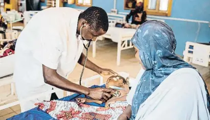  ?? Oliver BVRTH/MSF ?? 35 mi ones de niños menores de 5 años sufren ma nutrición aguda. En a foto, e enfermero A zouma trata a un niño en Níger.