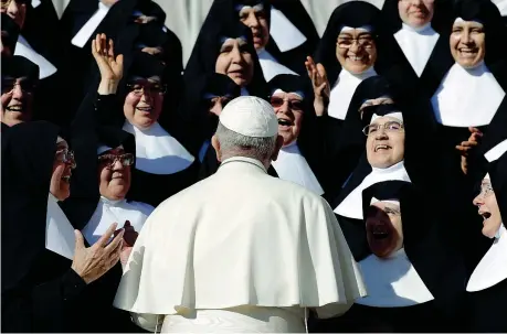  ?? (AP Photo) ?? In Vaticano Papa Francesco festeggiat­o da un gruppo di suore in piazza ieri in San Pietro per l’udienza settimanal­e