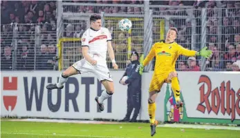  ?? FOTO: IMAGO ?? Das 0:1: Mario Gomez schraubt sich hoch und köpfelt an Alexander Schwolow vorbei ins Tor.