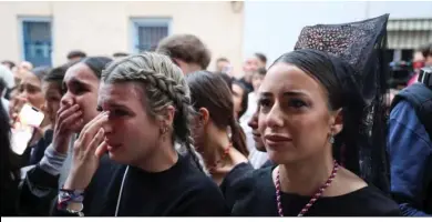  ?? ?? Varias mujeres lloran por la decepción de no ver al Cautivo este año en la calle.