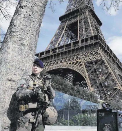  ?? MICHEL EULER / AP ?? Un soldado patrulla en las inmediacio­nes de la Torre Eiffel, en París, el pasado domingo.