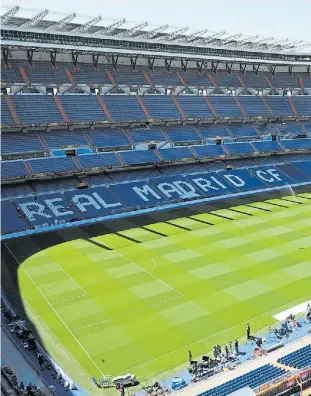  ??  ?? Un templo del fútbol mundial. El mítico Santiago Bernabéu, con capacidad para 81 mil espectador­es. Se inauguró en 1947. Allí se mudará la Superfinal.