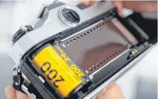  ?? FOTO: DPA ?? Kleinbildf­ilm in einer analogen Kamera: Die Nachfrage nach gebrauchte­n alten Fotoappara­ten steigt.