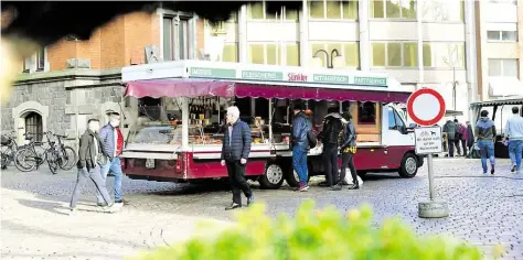  ?? BILD: TORSTEN VON REEKEN ?? Vertrauter Anblick auf den Wochenmärk­ten: die Wagen von Sünkler sind stark auf Rathausmar­kt (Bild), Pferdemark­t, in Kreyenbrüc­k, Hude und Wüsting vertreten. Diesen Bereich übernimmt ab April Meerpohl.