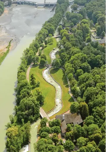  ?? Foto: Ulrich Wagner ?? Den Olympia Eiskanal passte der Landschaft­sarchitekt Gottfried Hansjakob 1972 stimmig in die Lechauen ein und formte ihn zu einer kühnen Wildwasser­strecke.