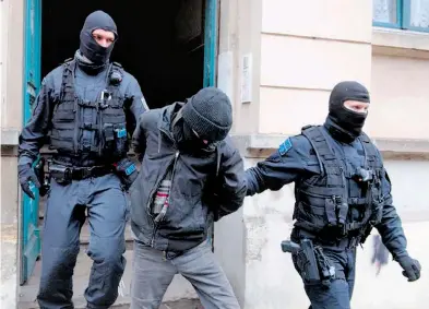  ?? ?? Seis personas
fueron detenidas durante un operativo contra grupos antivacuna­s en Alemania