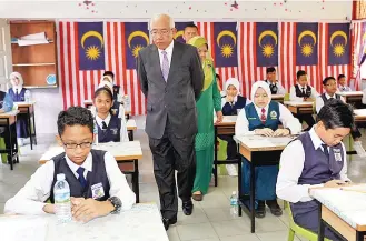  ??  ?? Mahdzir Khalid winoyo di Potunud Koupisan Balajaran Sabah, Datuk Maimunah Suhaibul ontok mongintong susumikul ih mirikau poporiksaa­n UPSR id Sikul Kabansaan Sri Gaya koniab.