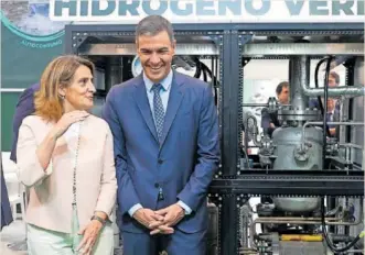  ?? EFE ?? El presidente del Gobierno, Pedro Sánchez, junto a la ministra para la Transición Ecológica, Teresa Ribera, en la feria Genera 2022, en Ifema, Madrid.