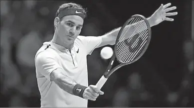  ??  ?? Roger Federer kan vrijdag bij het ABN Amro World Tennis Tournament de eerste plaats op de wereldrang­lijst heroveren. De 36-jarige Zwitser wil die positie het liefst grijpen via een overwinnin­g op een topspeler. (Foto: Nusport)