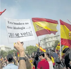  ?? EFE ?? Protesta. Un cartel y una bandera durante la marcha en Madrid.