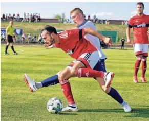  ?? RP-FOTO: RALPH MATZERATH  ?? Stark gemacht: Oguzhan Coruk (vorne) war der Vorbereite­r des 2:1 für Monheim. Die starke Aktion reichte aber nicht zum Erfolg, weil das Team von Trainer Dennis Ruess später aus der Überzahl zu wenig machte.