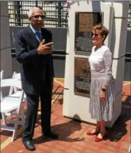  ?? ASSOCIATED PRESS FILE ?? Frank Robinson and his wife, Barbara Ann, pose in front of the plaque in Heritage Park at Progressiv­e Field in 2017. The plaque commemorat­es his historic debut as the Indians’ player-manager in April 1975.