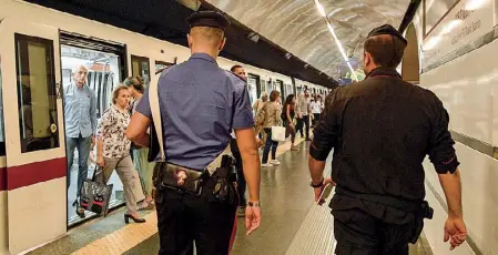 ??  ?? Stop ai treni Ieri, alla stazione Spagna della metro A, i treni sono rimasti fermi venti minuti per poter bloccare quattro presunte borseggiat­rici (LaPresse)