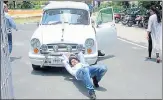  ?? HT PHOTO ?? A student protests in front of vicechance­llor SP Singh’s car on the ▪
Lucknow University campus on Wednesday.